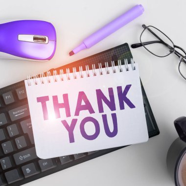 Kavramsal ekran Teşekkür ederim, kavramsal fotoğraf iyi bir şeyde tekrar ediyor ya da mutlu bir şekilde selamlıyor.