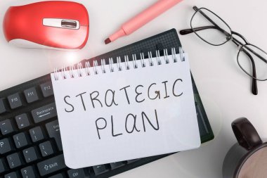 Stratejik Planı, strateji tanımlama sürecini ve karar verme sürecini gösteren bir işaret