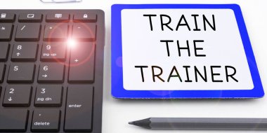 Metin başlığı: Train The Trainer, Business Showcase Akıl hocalığı veya eğitim veren diğerleri sınıfa katılıyor.