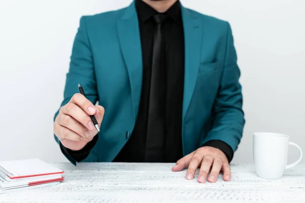 Male Mode Sitting Table Pointing Pen Important Message — Fotografia de Stock