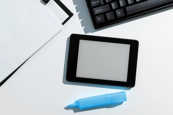 Tablet Screen Important Ideas Note Sticked Desk — Stock fotografie