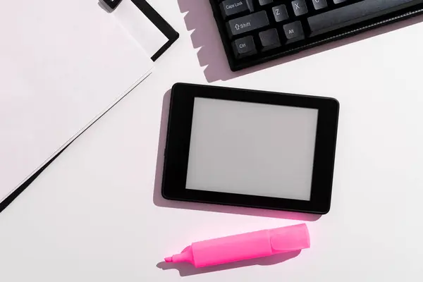 Tablet Screen Important Ideas Note Sticked Desk — Stock fotografie
