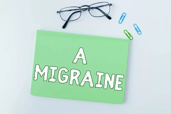 Sign Displaying Migraine Word Recurrent Throbbing Headache Affects One Side — Fotografia de Stock