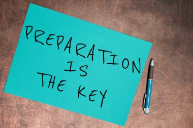 Hazırlığı gösteren metin işareti, bir şeyi servise ya da kullanıma hazır hale getirmek için anahtar, iş yaklaşımıdır