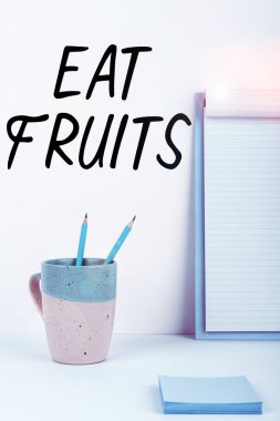 Eat Fruits 'u gösteren metin başlığı, kavramsal fotoğraf insanlar ve hayvanlar için faydalı olan bitki yetiştirme ürünlerini tüketir