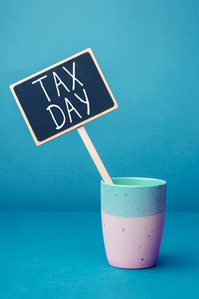 納税日の表示に署名し 個人所得税の還付を受ける時間の営業アプローチ口語 — ストック写真