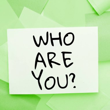 Kimsin sen işaretini göster, kavramsal fotoğraf kişisel özelliklerini tanımla