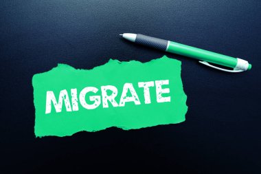 Bir ülkeden diğerine taşınmak veya seyahat etmek için Göç ve iş vitrinlerini gösteren metin işareti