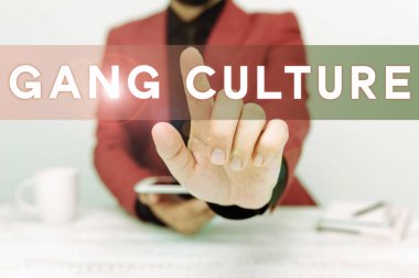 Kavramsal gösteri Çete Kültürü, İş Fikri Suçluların ya da gangsterlerin belirli bir örgütü alışkanlıkları takip eder