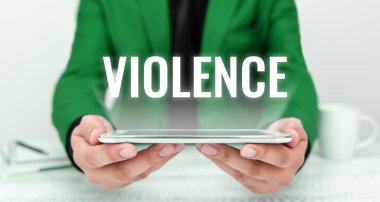 Şiddeti gösteren bir tabela, fiziksel güç kullanımı, zarar verme, zarar verme ya da yok etme üzerine yazılmış bir söz