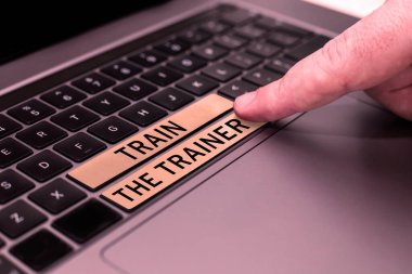 Train The Train The Trainer 'ı gösteren metin işareti, akıl hocalığı yapmak ya da diğerlerini eğitmek için kullanılan sözcük.