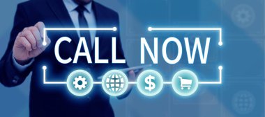 Call Now, Business konseptini sunan metin başlığı, telekom aygıtları kullanan bir kişi ile anında bağlantı kurmak için