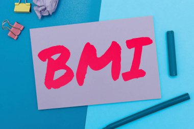 El yazısı işareti Bmi, vücut yağ seviyelerini ağırlık ve yüksekliğe göre tahmin etme yöntemi.