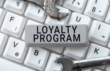 Sadakat Programını gösteren metin işareti, müşterileri tekrarlayan teşvikler sağlayan pazarlama çabaları için sözcük