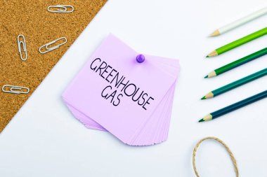 Kavramsal ekran sera gazı, yani karbondioksit kavramı kızılötesi radyasyonu emerek sera etkisine katkıda bulunur.