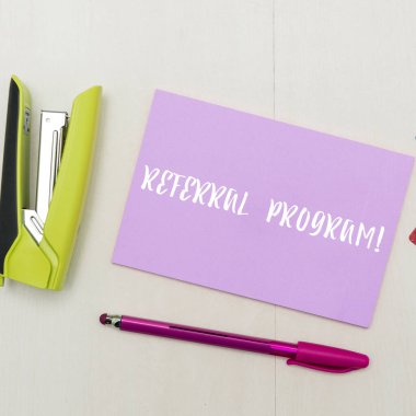 El yazısı tabelası Referans Programı, kavram, kendi hastasını tedavi için başka bir doktora göndermek anlamına gelir