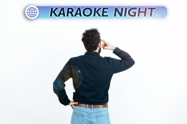 Kavramsal ekran Karaoke Gecesi, Business overview Entertainment Bir makine tarafından çalınan enstrümantal müzik eşliğinde şarkı söylüyor