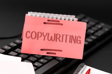 Reklam metninin ya da tanıtım materyalinin yazımını gösteren metin, iş genel görünümü