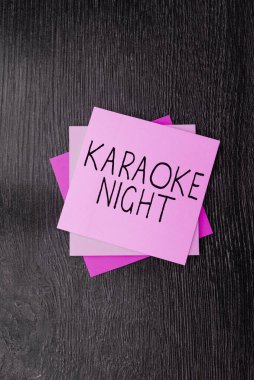 Metin işareti, Karaoke Gecesi, Kavram, eğlence anlamına gelir. Bir makine tarafından çalınan enstrümantal müzik eşliğinde şarkı söylemek.