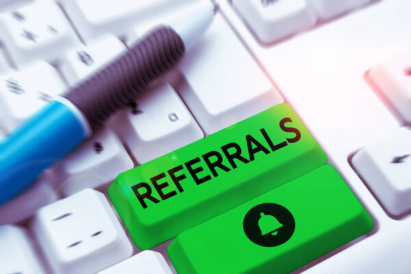 Написание от руки знак направления, бизнес-концепция Акт направления кого-то или что-то для рассмотрения консультаций