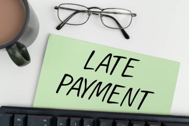 Gecikmiş Ödeme, iş konsepti ödemesinin vadesi geçtikten sonra borç sahibine yapıldığını gösteren metin imzası