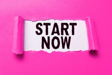 İlham kaynağı gösteren metin Başla Şimdi, Sözcük üzerine yazıldı Çalışmaya başlamaktan ya da bir şeyler yapmaktan çekinmeyin