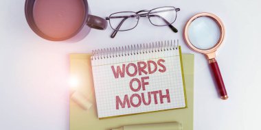 Ağız Sözcükleri ve iş konseptinin gösterildiği imza basit bir açıklama birine zarar verebilir veya zarar verebilir.