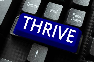 Gelişmiş, Üzerinde Yazılan Sözcük 'ü gösteren işaret. Olumlu düşünmeye devam et ve gelişmeye devam et.