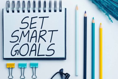 İlham kaynağı gösteren metin Akıllı Hedefler Belirle, Kavramsal Fotoğraf Ayarla Ulaşılabilir Hedefler Oluştur İyi iş planları yap