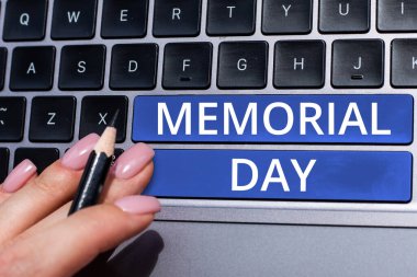 Askerde ölenleri onurlandırmak ve hatırlamak için Anma Günü ve iş konseptini gösteren bir ilham kaynağı.