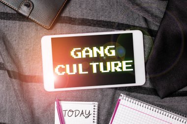 Çete Kültürü kavramını gösteren metin işareti, belirli bir suç örgütü ya da alışkanlıkları takip eden gangsterler grubu anlamına geliyor.