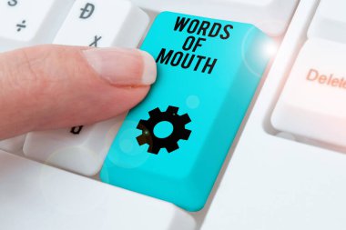 Ağızdan Kelimeler ve İnternet kavramını gösteren metin işareti basit bir açıklamanın birini iyileştirmeye ya da incitmeye yardımcı olabileceğini gösterir