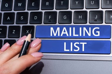 E- posta Listesi imzasını gösteren ilham perisi, düzenli posta dağıtımına üye olanların listesine yazılmış sözcük