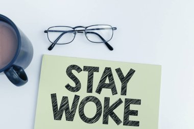 Kavramsal manşet Stay woke, kavramsal olarak etrafınızda olup bitenlerin farkında olmak demek.