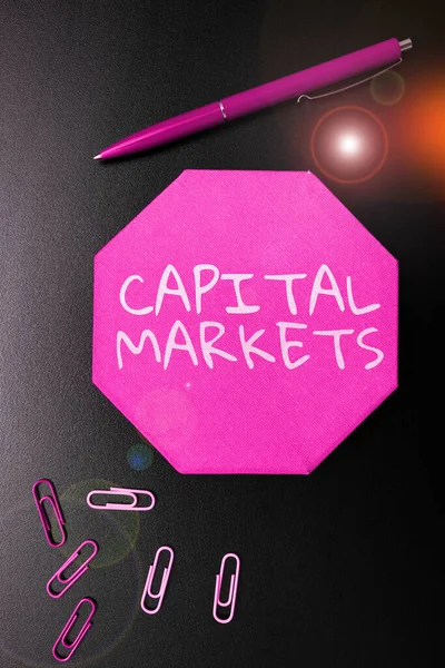 Sign Exibindo Mercados Capitais Vitrine Negócios Permita Que Empresas Arrecadem — Fotografia de Stock