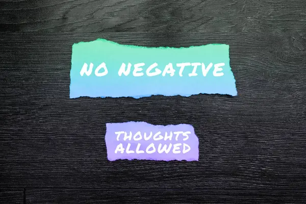 Pisanie Wyświetlania Tekstu Negative Thoughts Dozwolone Word Zawsze Pozytywne Motywowane — Zdjęcie stockowe