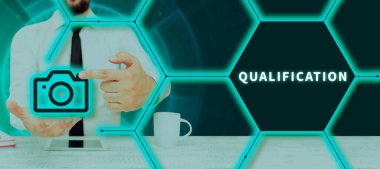 Belirli bir işi yapmak için gerekli nitelikleri, internet kavramını ve resmi izni gösteren metin işareti