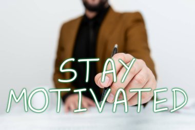 Metin gösterimi yazılıyor Motivasyonlu kalın, Bilgi ile bir hedefe her ulaştığınızda kendinizi ödüllendirmek için kelime