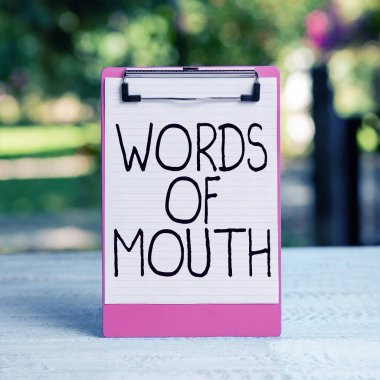 Ağızdan Kelimeler, iş yaklaşımı basit ifadelerinin birini iyileştirmeye ya da yaralamaya yardımcı olabileceğini gösteren metin işareti