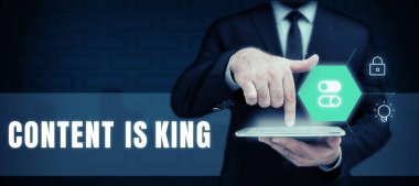 Metin işareti içeriğin kral olduğunu gösteriyor, iş konsepti içeriği bugünün pazarlama stratejilerinin kalbi.