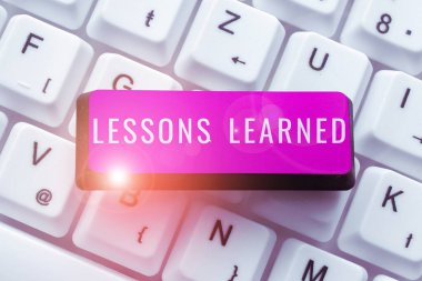 El yazısı işareti Dersler Öğrenildi, Paylaşım Tanıtımı Üzerine Yazılan Sözcük ve deneyimlerden türetilen bilgiyi kullan