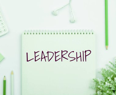 Liderliği, İş Genel Bakış Yeteneği Faaliyetini gösteren metin işareti bir grup insanın veya şirketin liderliğini içeriyor