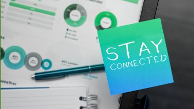 Bağlantıda Kal, Kavramsal Fotoğrafı gösteren metin işareti iletişimi koparmamak için