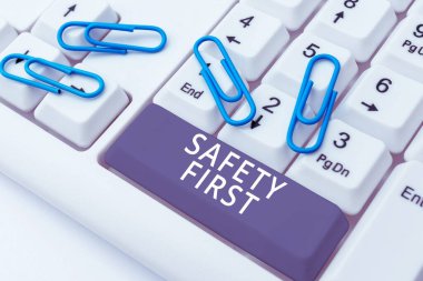 Önce güvenlik işareti, gereksiz risklerden kaçınmak için kelime güvenli yaşa dikkat et