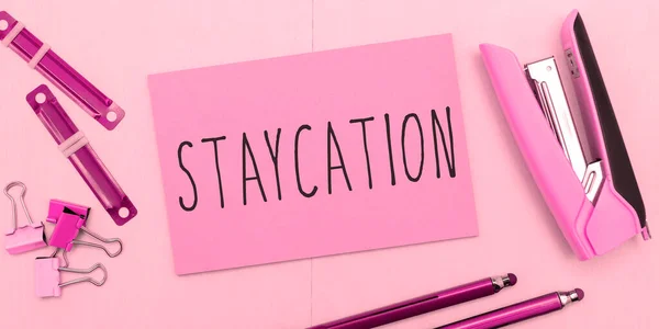 Psaní Textu Staycation Business Idea Holiday Spent Ones Home Enjoying — Stock fotografie