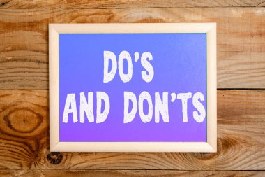 Kavramsal manşet Dos and Don T 's, kavramsal fotoğraf karışıklığı insanın aklında bir şey var.