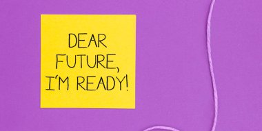 Sevgili Geleceği gösteren metin işareti, IM Hazır, Kavramsal fotoğraf İlerlemek ya da gelecekle yüzleşmek için kendinden emin