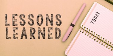 İşaret dilini gösteren ilham kaynağı Öğrenilmiş, İşletme yaklaşımı paylaşımı teşvik eder ve deneyimlerden elde edilen bilgiyi kullanır