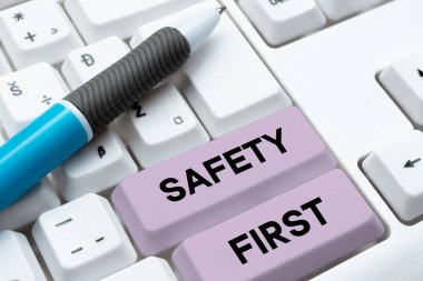 İlham veren Güvenlik Önce, İnternet Konsepti Gereksiz risklerden uzak durun Dikkatli olun