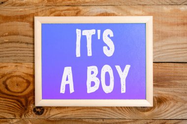 Bir erkek bebeğinin mavi renkli bir sürü araba oyuncağı beklediği bir iş konsepti.